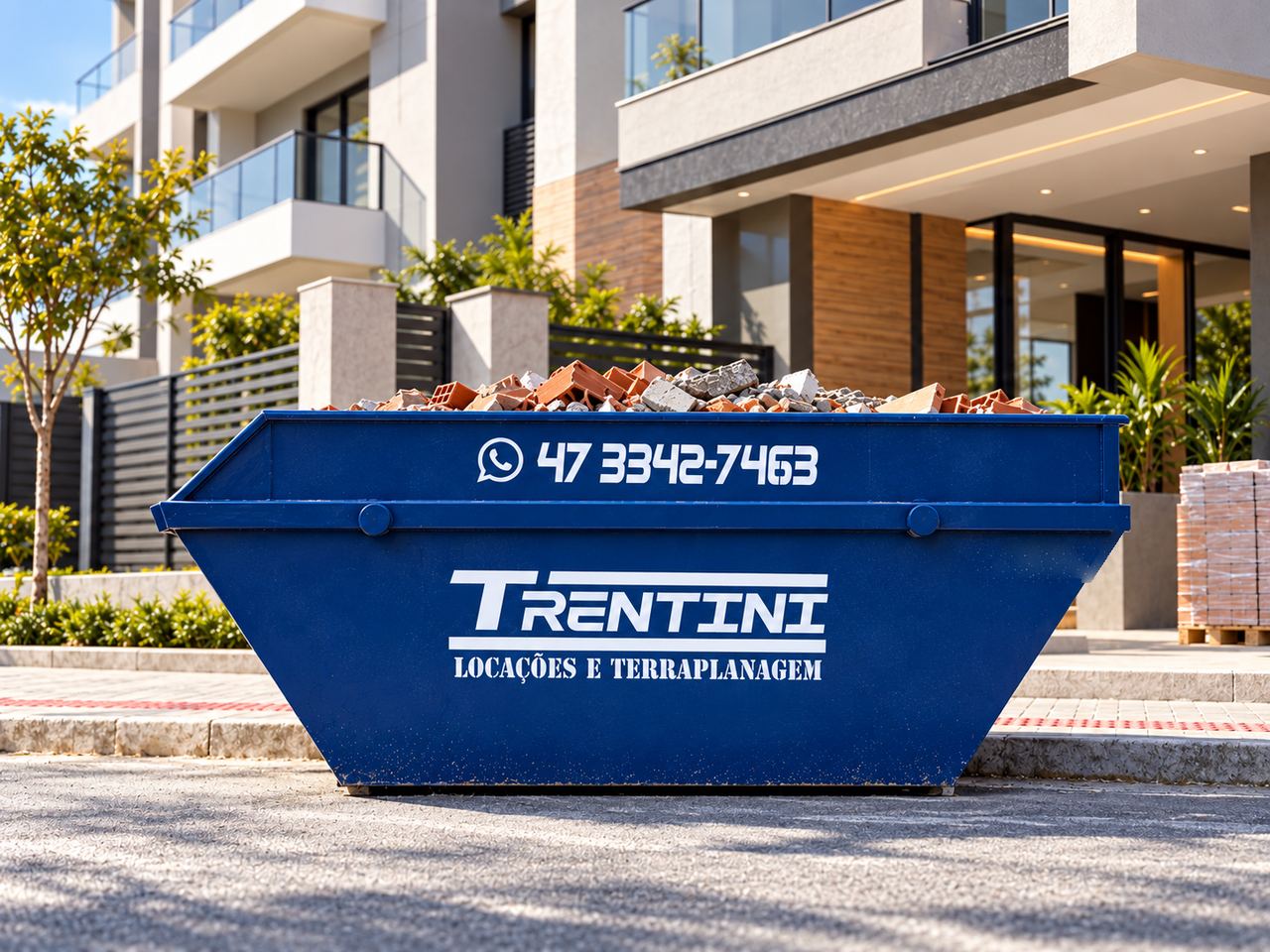 Caçamba da Trentini em frente a condomínio em construção