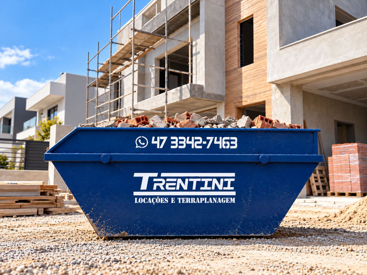 Caçamba estacionária azul da Trentini em obra residencial
