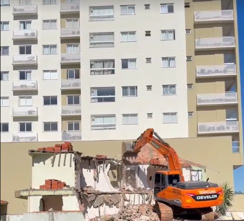 Escavadeira da Trentini demolindo uma edificação