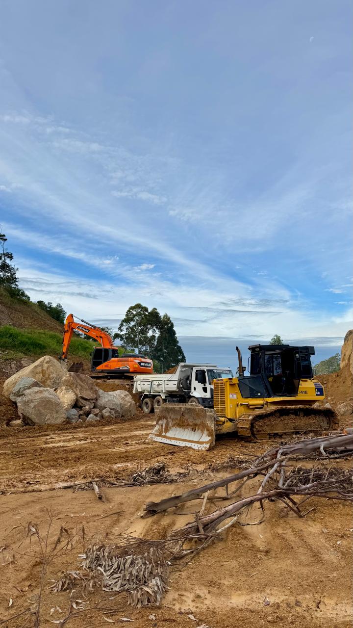 Trator de esteira e escavadeira da Trentini em nivelamento de terreno