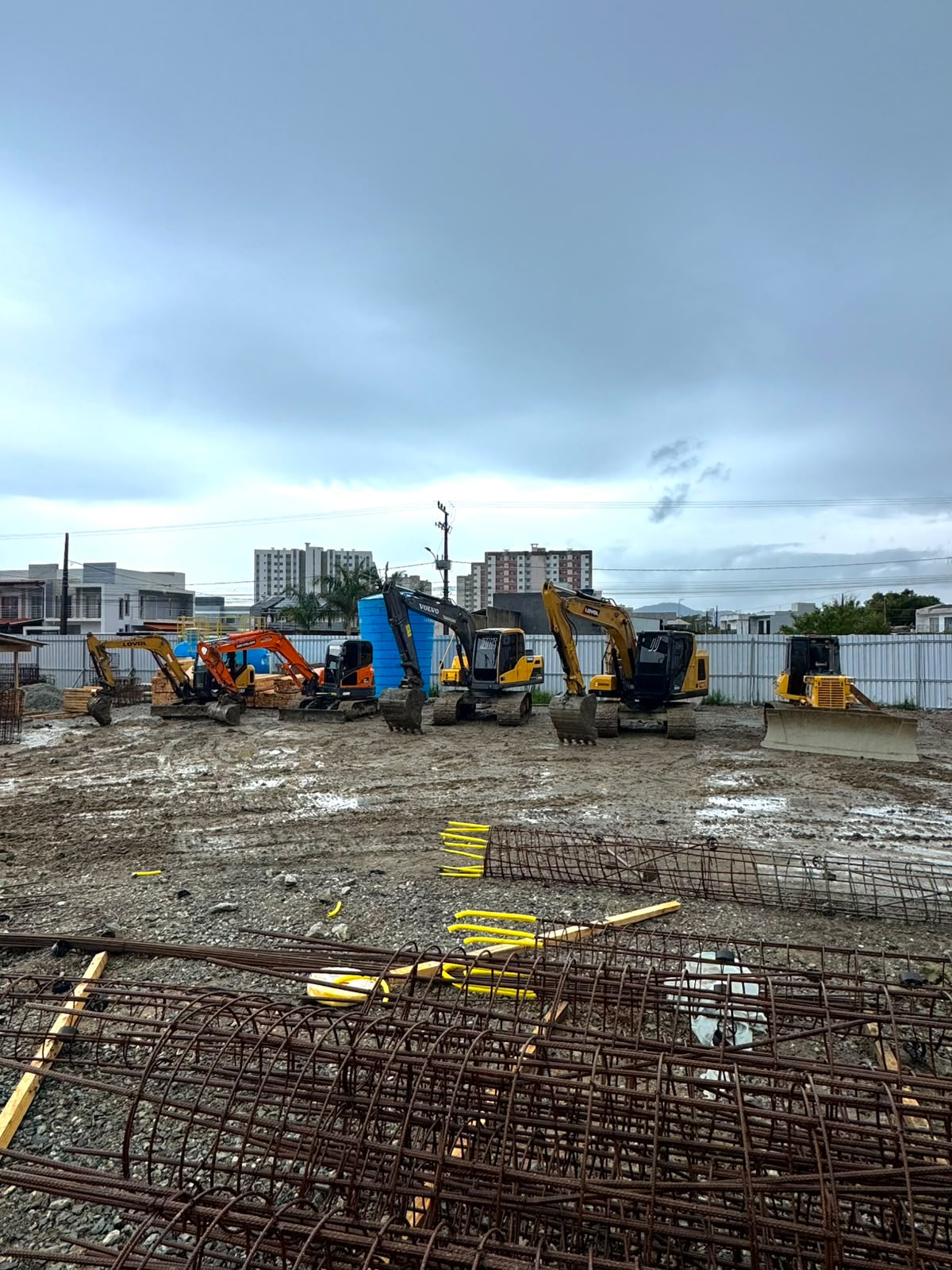 Frota própria da Trentini reunida em obra no Litoral Norte de Santa Catarina